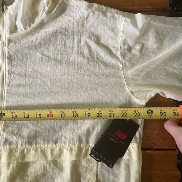 New NWT New Balance Impact Run Light Jacket Packable Yellow Women’s Large L - Picture 11 of 15